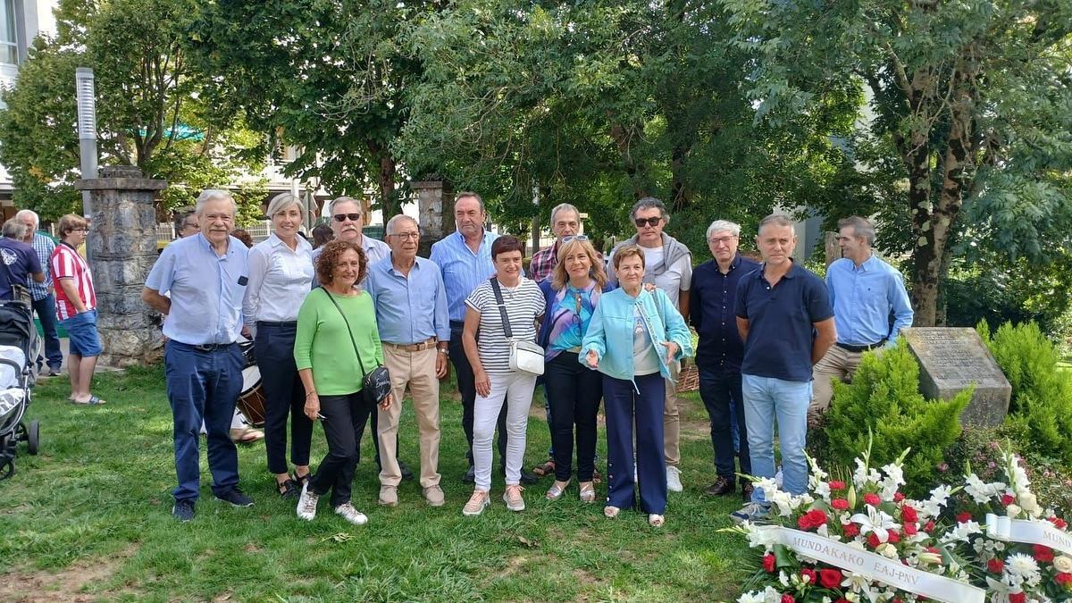 Homenaje a Alejandro Mallona y Marcelino San Antón en Mundaka, vecinos fusilados durante la Guerra Civil.