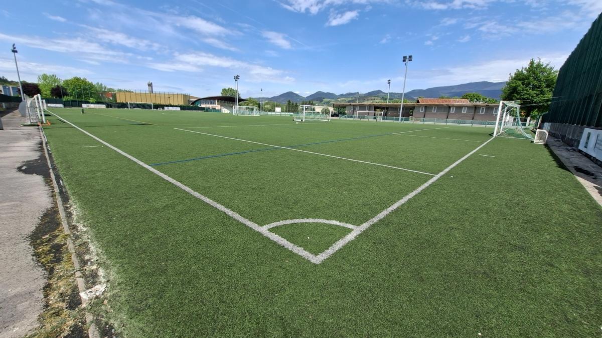 Campo de fútbol superior de Astola.