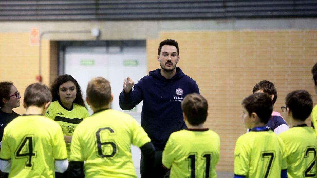 Julen Goia, en una campaña de promoción del rugby en las escuelas.