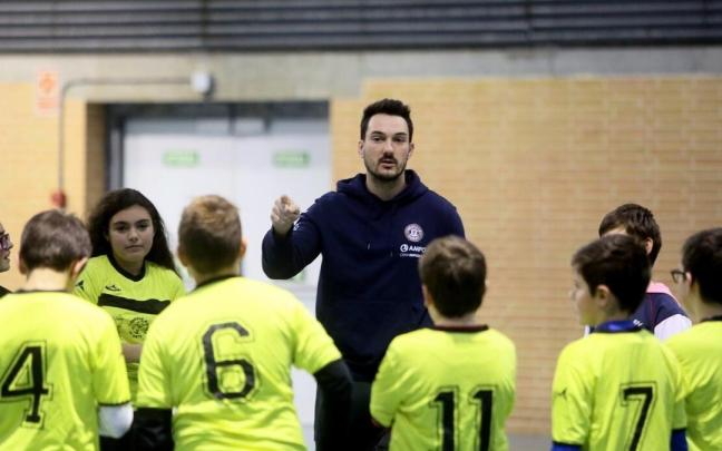 Julen Goia, en una campaña de promoción del rugby en las escuelas.
