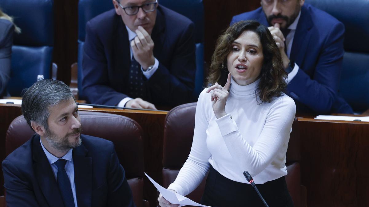 Ayuso se dirige con gesto airado a la oposición en la última sesión de la Asamblea de Madrid.