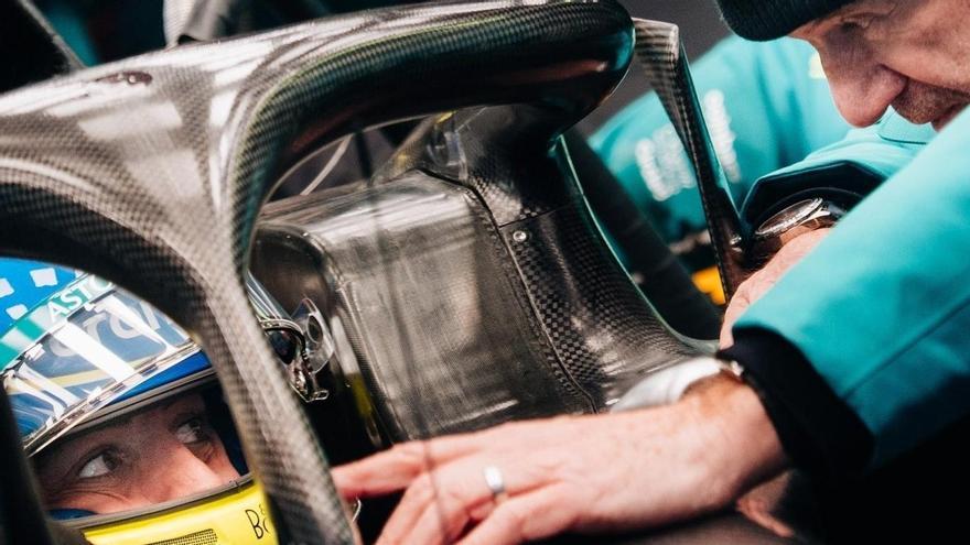 Fernando Alonso dialoga con Adrian Newey.