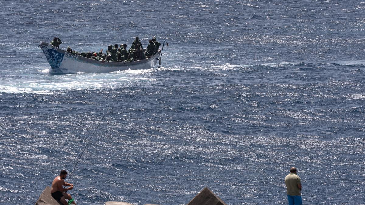 Un cayuco llega al puerto de La Restinga, en una imagen de archivo.