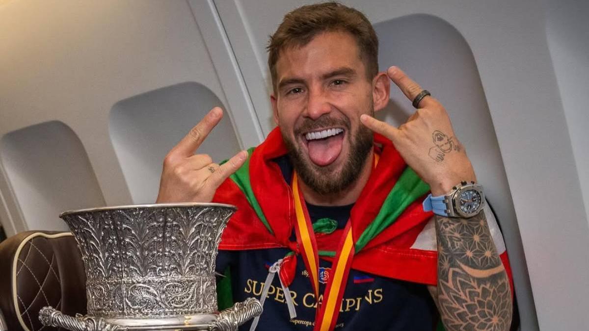 Iñigo Martínez en el avión de regreso a Barcelona con la ikurriña al cuello tras ganar la Supercopa