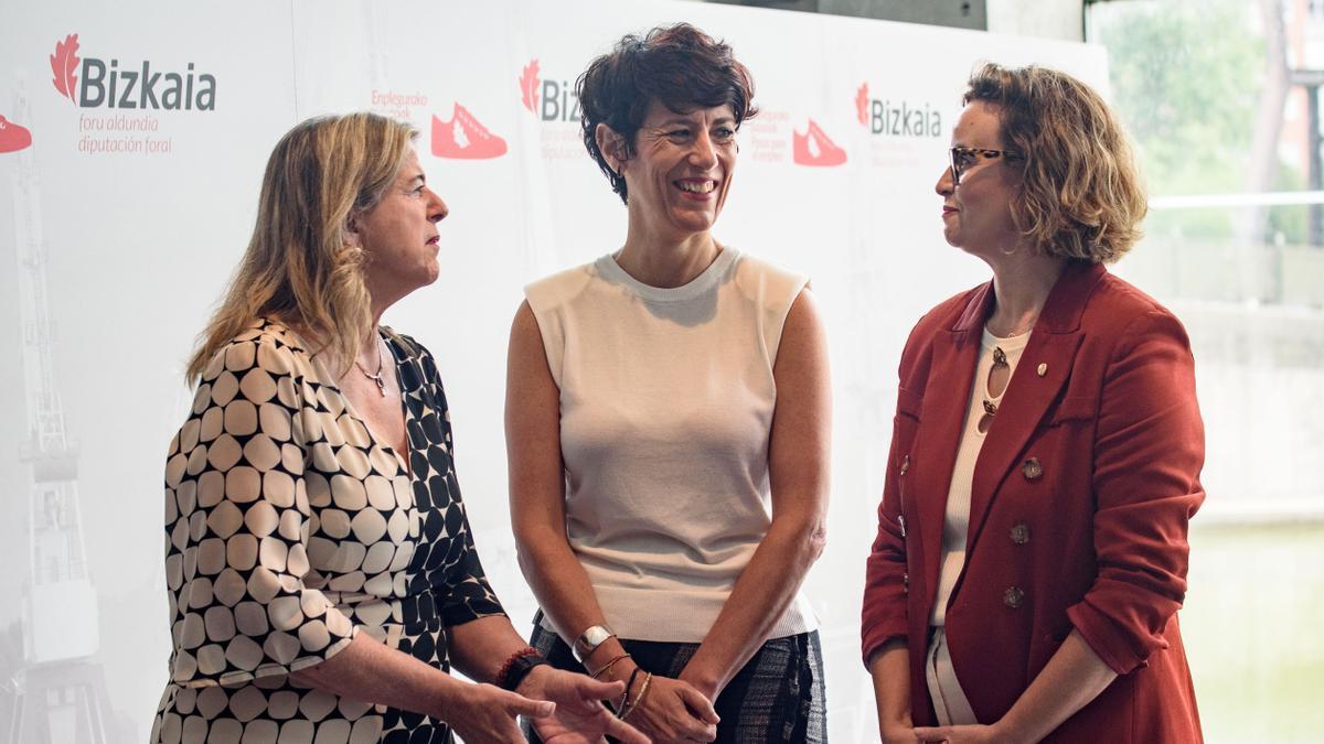 Teresa Laespada,Elma Saiz y Elixabete Etxanobe, en la presentación del nuevo plan de empleo