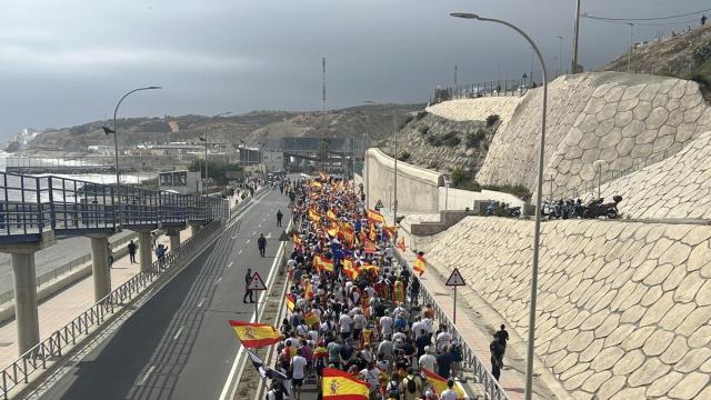 Cientos de ceutíes han participado en una marcha convocada por la Federación Provincial de Asociaciones de Vecinos (FPAV) con el fin de defender la españolidad de la ciudad y la protección de su territorio.