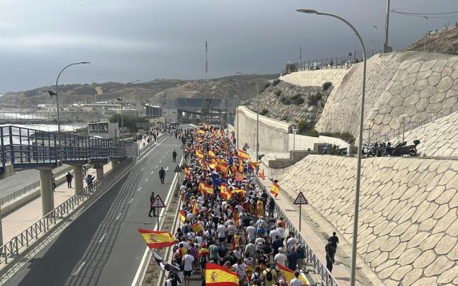 Cientos de ceutíes han participado en una marcha convocada por la Federación Provincial de Asociaciones de Vecinos (FPAV) con el fin de defender la españolidad de la ciudad y la protección de su territorio.