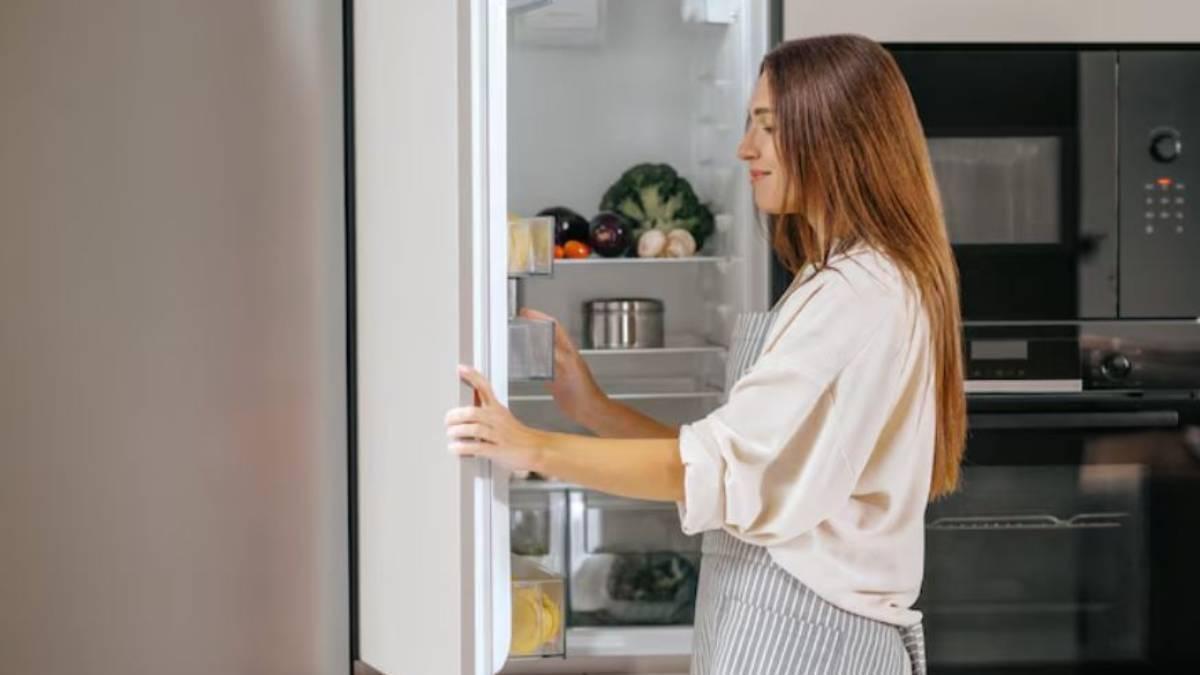 Aunque la nevera es un aparato que necesita estar siempre enchufado, muchos cometemos el error de no revisar su eficiencia energética y dejarla trabajando a plena potencia sin necesidad.