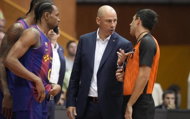 El técnico Joan Peñarroya se dirige al colegiado durante un partido del Barcelona.