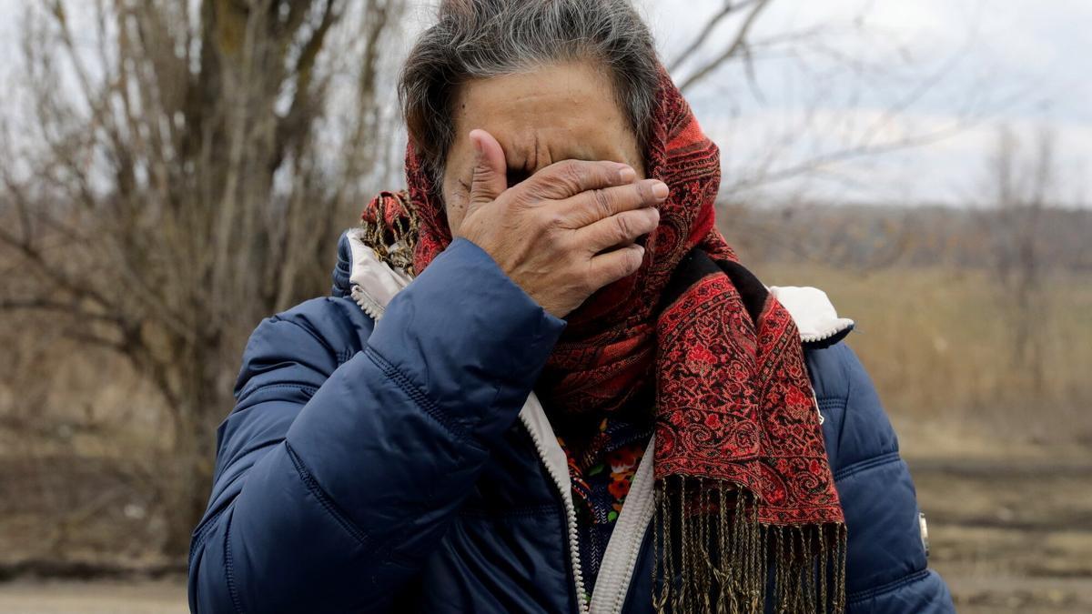 Una mujer ucraniana llora tras verse desplazada a Rumanía por culpa de la guerra.