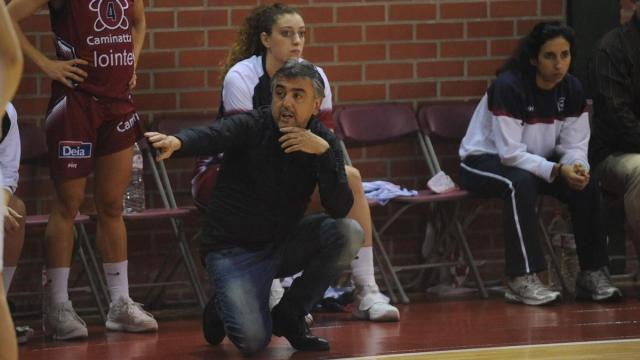 Mario López da instrucciones durante un partido con el Lointek Gernika.