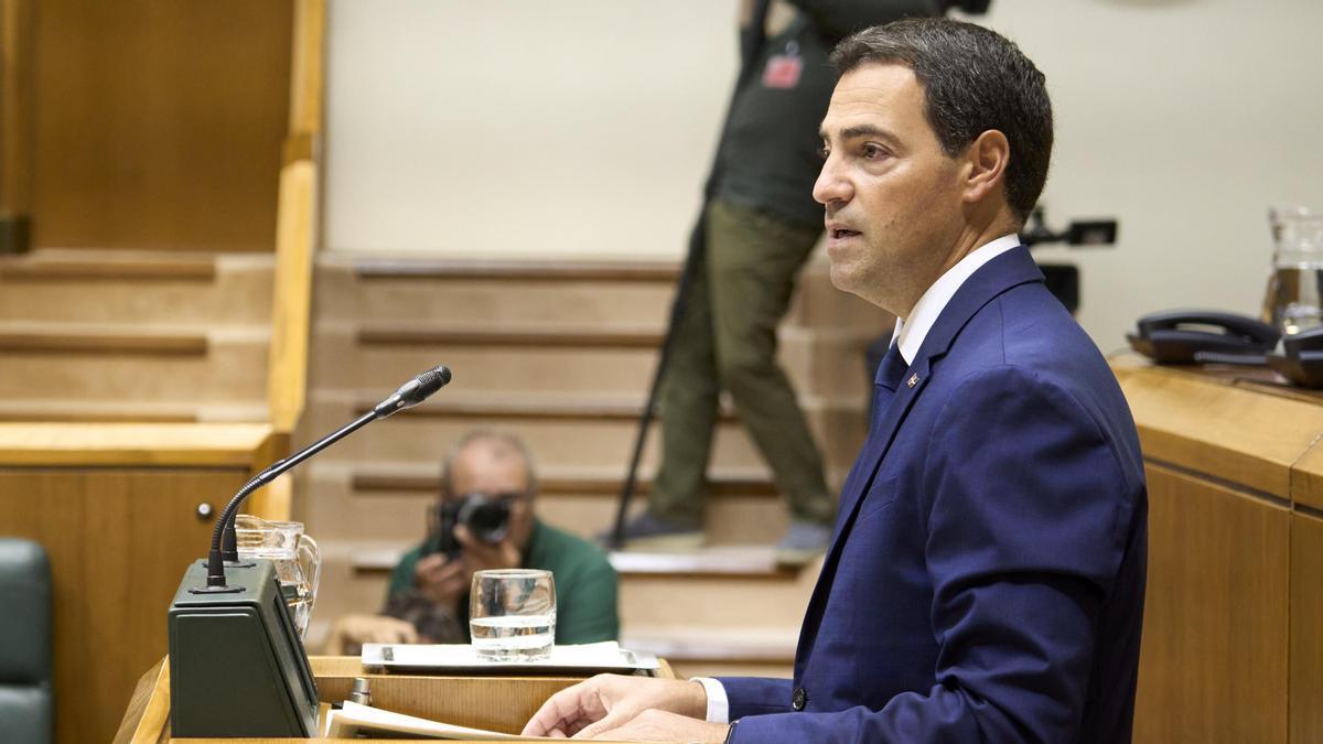El lehendakari, Imanol Pradales, interviene en el pleno de política general