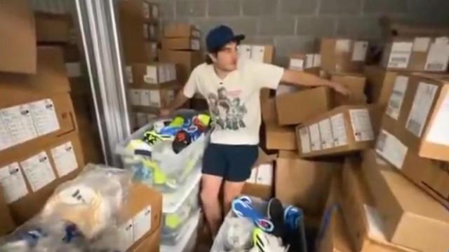 La subasta que cambió su vida: compra un trastero abandonado y encuentra cientos de productos Adidas.