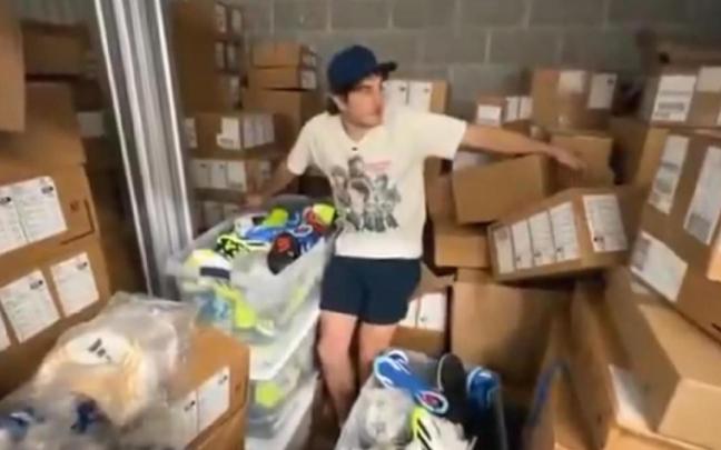 La subasta que cambió su vida: compra un trastero abandonado y encuentra cientos de productos Adidas.