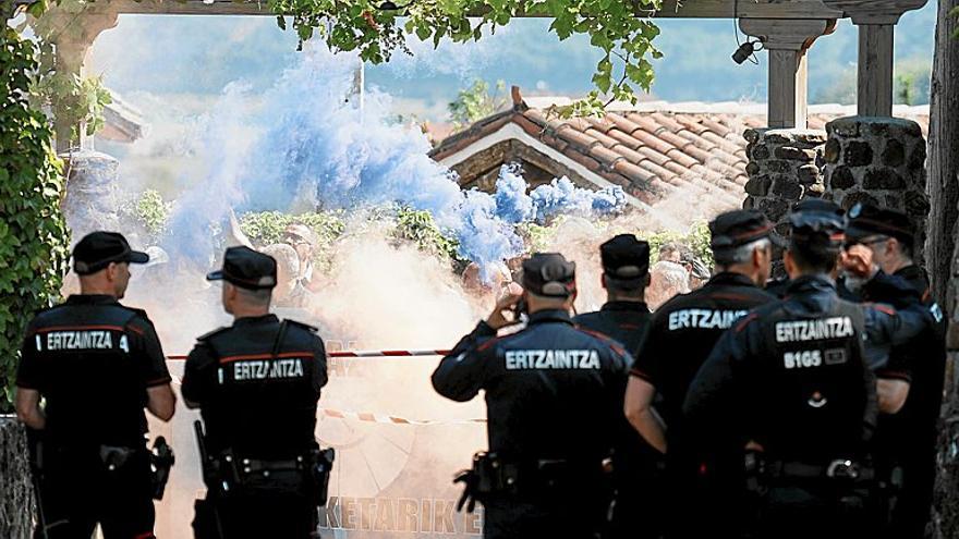 Agentes de la Policía vasca custodian ayer la protesta de ‘Ertzainas en lucha’ frente al Consejo de Gobierno celebrado en Torre Madariaga (Busturia). | FOTO: E. P.