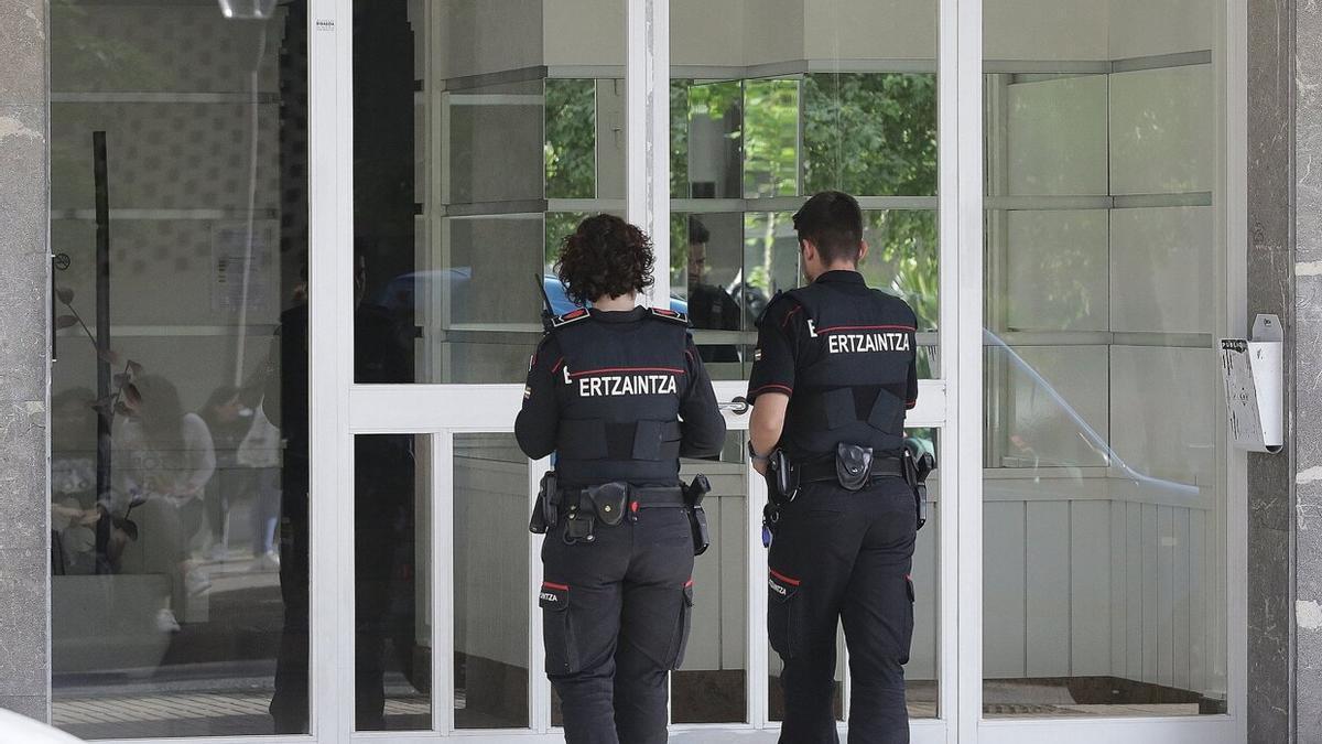 Imagen de archivo de dos Agentes de la Ertzaintza en Irun. Gorka Estrada