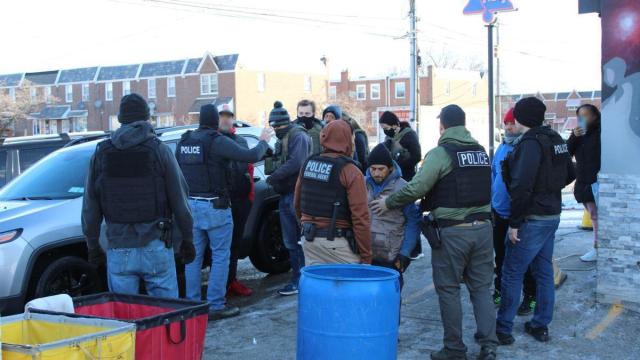 Agentes federales arrestan a un inmigrante ilegal en Philadelphia. / EP Agentes federales arrestan a un inmigrante ilegal en Philadelphia.
