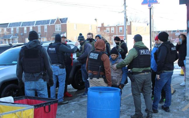 Agentes federales arrestan a un inmigrante ilegal en Philadelphia. / EP Agentes federales arrestan a un inmigrante ilegal en Philadelphia.