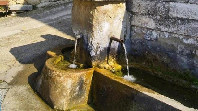 Fuente-abrevadero en el pueblo montañés de Leorza