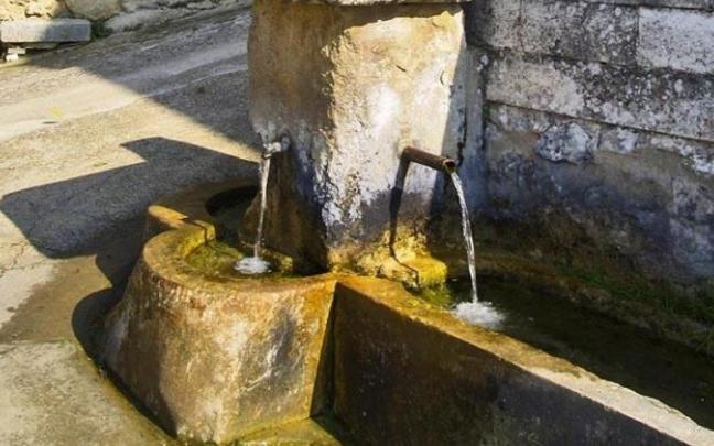 Fuente-abrevadero en el pueblo montañés de Leorza