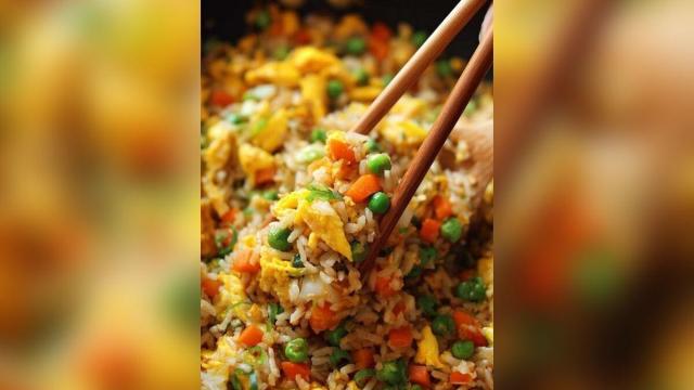 El arroz del día anterior es la base perfecta para preparar en pocos minutos una cena completa, sabrosa y de aprovechamiento.