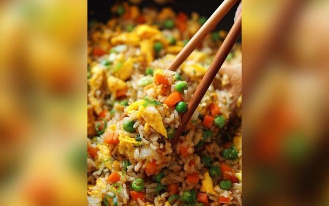 El arroz del día anterior es la base perfecta para preparar en pocos minutos una cena completa, sabrosa y de aprovechamiento.