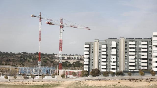 Dos grúas en un edificio en obras.