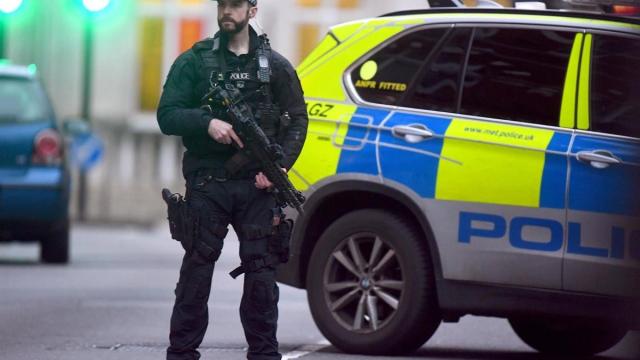 Imagen de archivo de un policía armado en Londres.