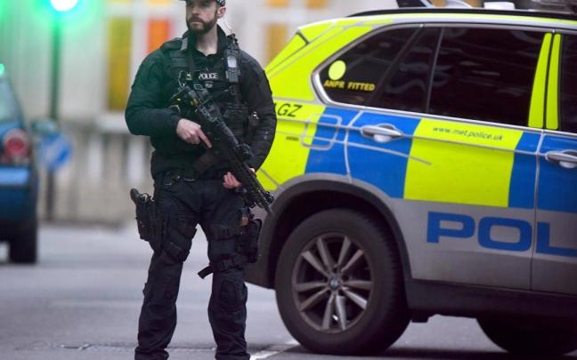Imagen de archivo de un policía armado en Londres.