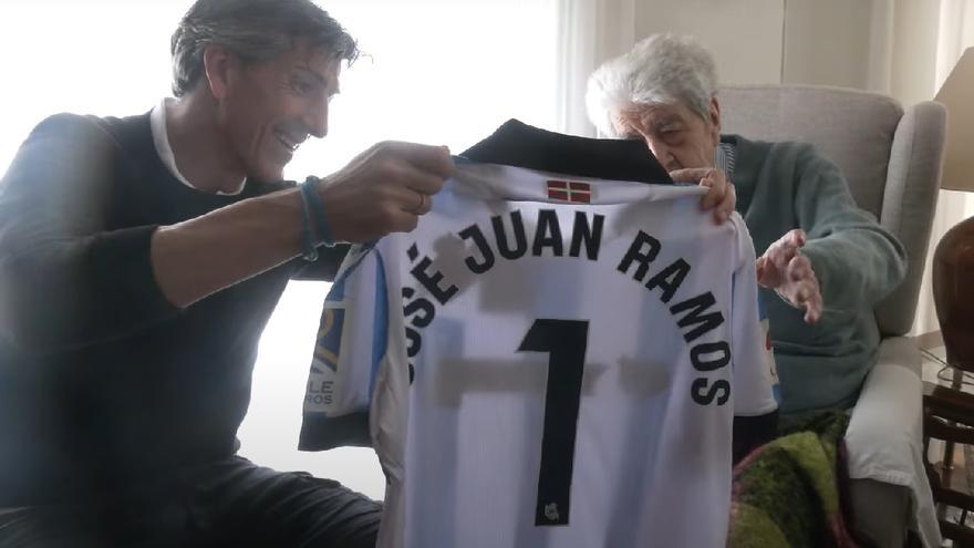 Imanol entrega una camiseta a José Juan Ramos, socio número 1 de la Real. / R.S.