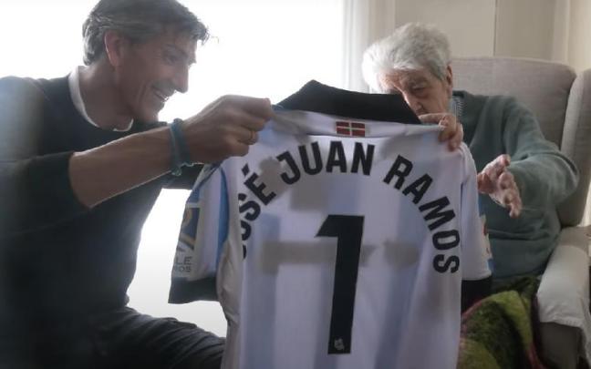 Imanol entrega una camiseta a José Juan Ramos, socio número 1 de la Real. / R.S.