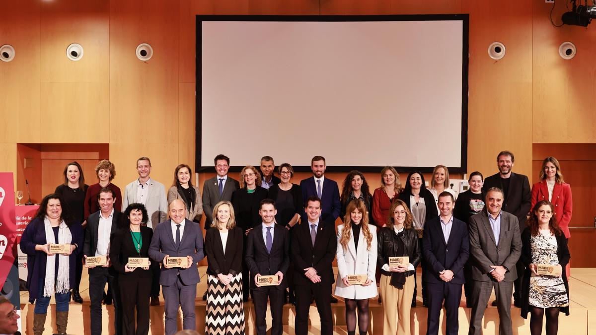 El consejero Irujo junto a responsables de las empresas premiadas.