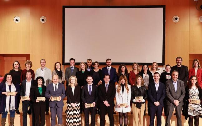 El consejero Irujo junto a responsables de las empresas premiadas. El consejero Irujo junto a responsables de las empresas premiadas.