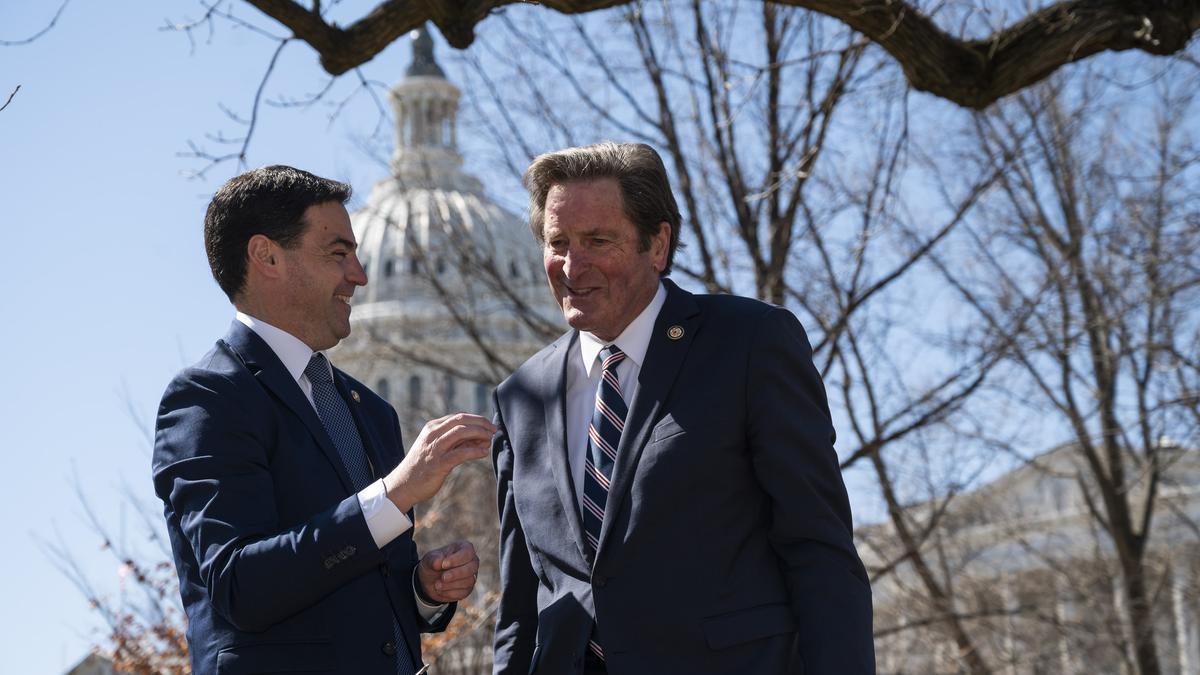 El lehendakari Imanol Pradales conversa con el congresista demócrata de origen vasco John Garamendi ante el Capitolio de Washington