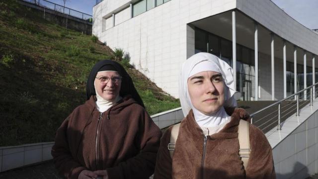 Las hermanas Sor Berit (d) y Sor Alma, (i) este lunes en las cercanías del hospital bilbaino de Basurto.