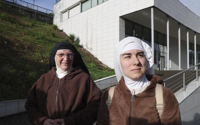 Las hermanas Sor Berit (d) y Sor Alma, (i) este lunes en las cercanías del hospital bilbaino de Basurto.