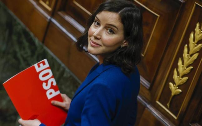 La diputada del PSOE Andrea Fernández durante la sesión en el pleno del Congreso.