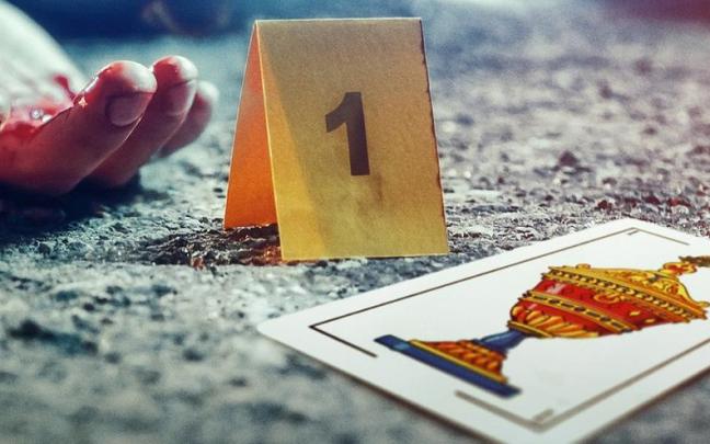 Cartel de ‘Baraja: la firma del asesino’, con una de las cartas halladas en uno de los crímenes.