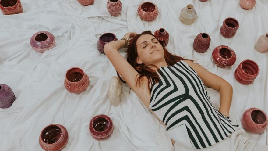 La artista legazpiarra Maialen Aristimuño, en la exposición