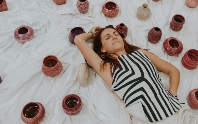 La artista legazpiarra Maialen Aristimuño, en la exposición