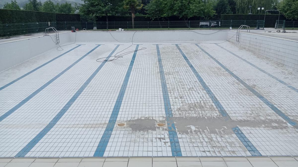 Labores de puesta a punto en las piscinas de Ibagüen en Ayala