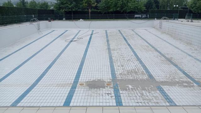 Labores de puesta a punto en las piscinas de Ibagüen en Ayala