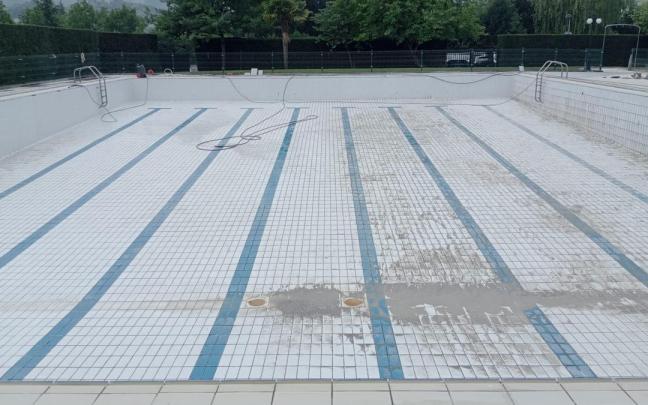 Labores de puesta a punto en las piscinas de Ibagüen en Ayala