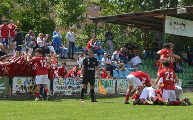 Los jugadores del Danok Bat celebran uno de los goles al Berceo en la última jornada de liga.