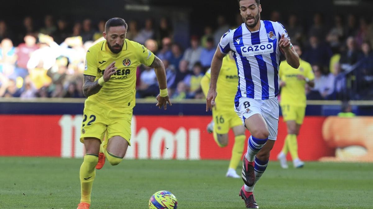 Mikel Merino persigue a Morales en La Cerámica. / DOMENECH CASTELLO