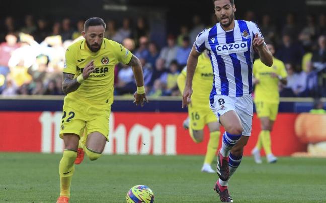 Mikel Merino persigue a Morales en La Cerámica. / DOMENECH CASTELLO