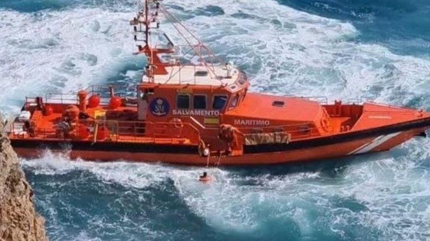Rescate de tres menores arrastrados por el mar en unas calas de Almería.