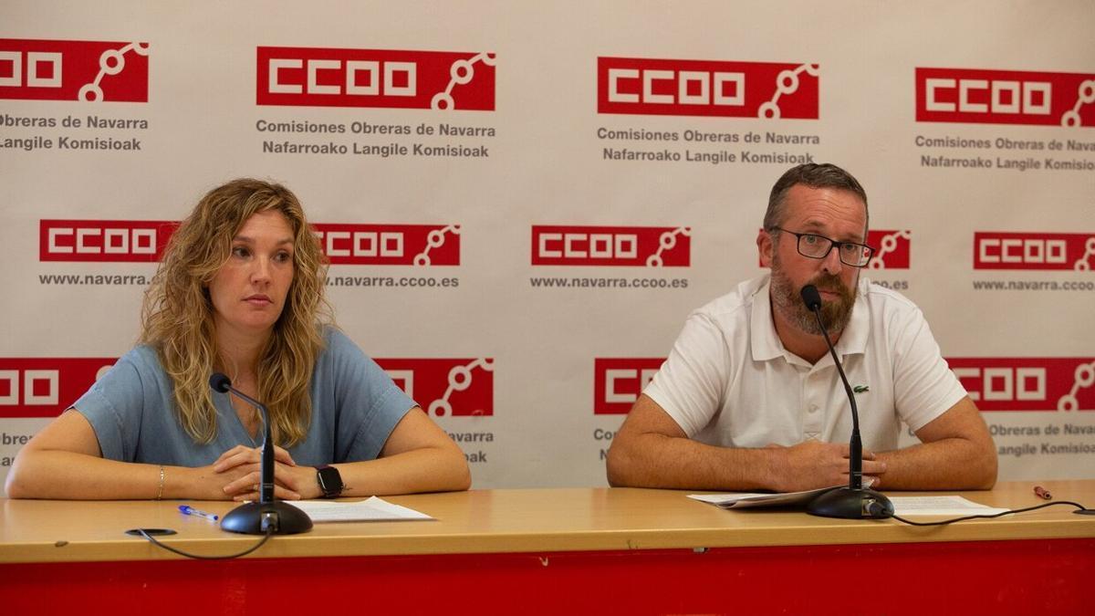Beatriz Caparroso y Rubén Belzunegui, durante la rueda de prensa de CCOO.