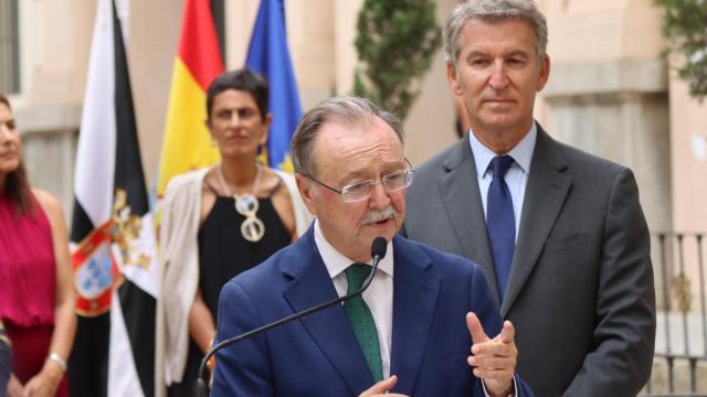 Alberto Núñez Feijóo atiende la intervención de Juan Jesús Vivas en el Día de Ceuta.