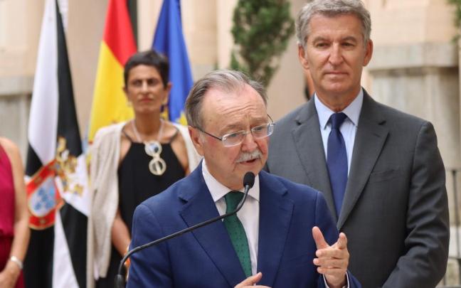 Alberto Núñez Feijóo atiende la intervención de Juan Jesús Vivas en el Día de Ceuta.